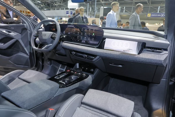 2025 Audi Q6 E-Tron enthüllt technikgetränkten Innenraum mit 10,6-Zoll-Passagierdisplay