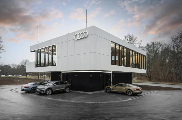 Audi eröffnet loungeähnliche Ladestation für Elektrofahrzeuge