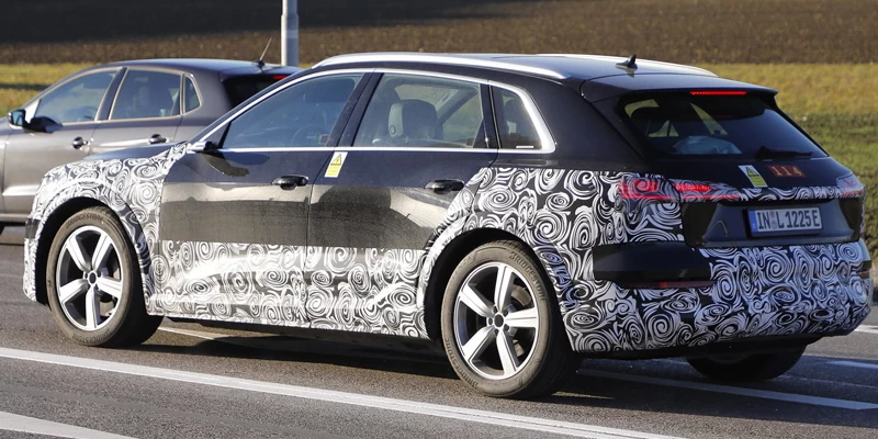 Facelifted Audi e-tron sieht bereit für 2022 aus