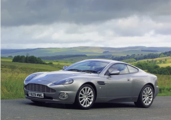 Aston Martin feiert das 20-jährige Bestehen des V12 Vanquish